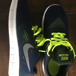 Boys Nike 7Y Free RN running shoes